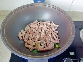 热锅下姜片，葱段爆香，再放入猪肚条爆炒两分钟。