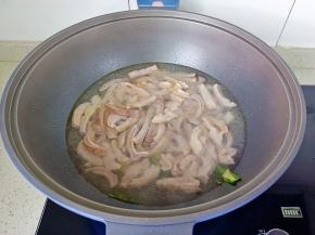 再加入适量的开水（加开水，煮好的汤汁会更加浓白）开大火煮半小时。