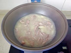 带山药熟透时，加盐，鸡精调味。