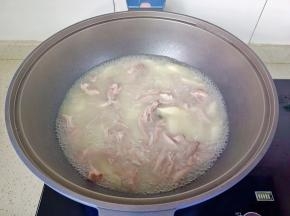 带山药熟透时，加盐，鸡精调味。