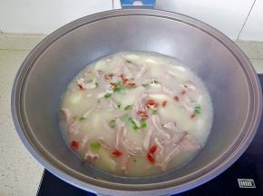 撒点葱花即可出锅。