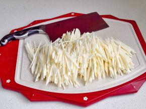 茭白洗净切丝。