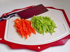 青红椒去籽切丝。