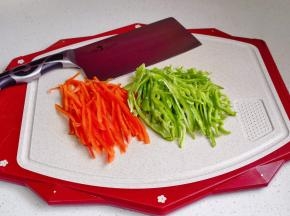 青红椒去籽切丝。