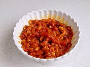 肉丝中加料酒，1勺生抽，蚝油，淀粉抓匀腌制10分钟。