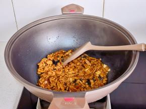 起油锅加入蒜末炒出香味，加肉丝煸炒。