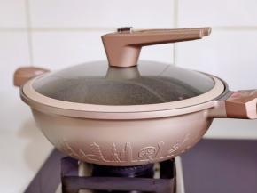 盖上盖子焖炒2分钟。