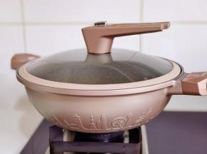 盖上盖子焖炒2分钟。