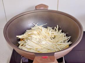 加入茭白丝。