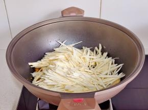 加入茭白丝。