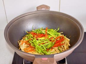 加入青红椒丝。