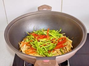 加入青红椒丝。