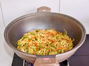 快速翻炒1分钟出锅。