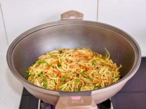 快速翻炒1分钟出锅。