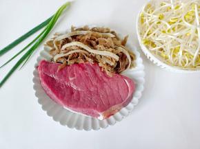 准备好豆芽，毛肚，牛肉。