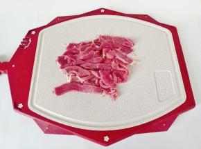 牛肉横着切细丝。