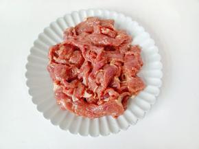 抓拌均匀腌制10分钟。