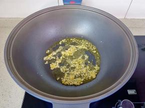 热锅凉油下蒜末炒香。