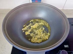 热锅凉油下蒜末炒香。