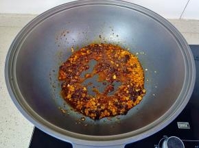 加入火锅底料，开小火炒融化。