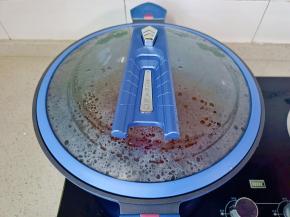 加适量的清水，盖上盖子烧开。