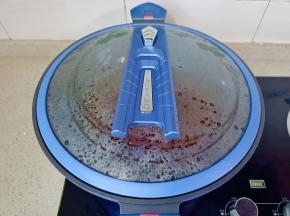 加适量的清水，盖上盖子烧开。