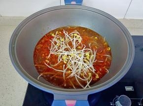 水开后加豆芽煮熟捞出。