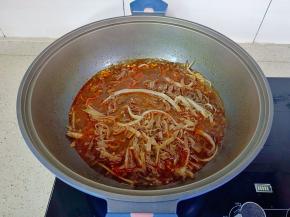 加入毛肚烫熟捞出。