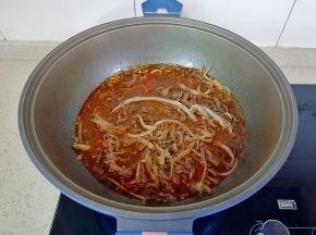 加入毛肚烫熟捞出。