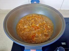 最后加入牛肉片煮熟盛盘。