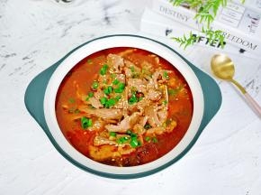 这道菜吃起来香辣过瘾，米饭多吃两碗。