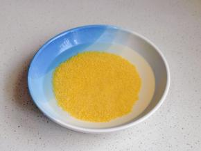 小米淘干净泡5分钟。