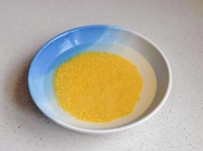 小米淘干净泡5分钟。