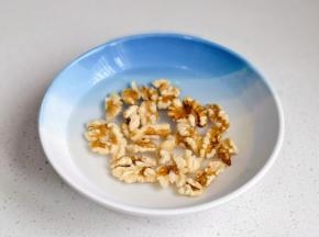 熟核桃仁泡5分钟。