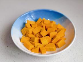 南瓜去皮切小块。