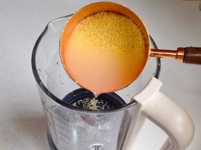 小米倒入破壁机中。