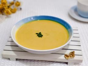 倒入碗中装饰几颗核桃。