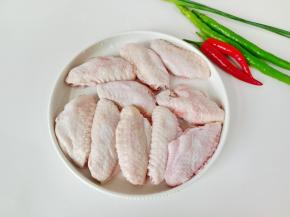 准备鸡翅、线椒、小米椒。