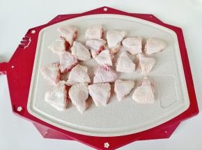 鸡翅用剪刀对半剪开。