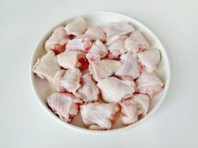 剪好的鸡翅放清水多清洗几遍，去除杂质。