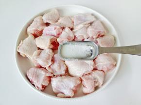 鸡翅加盐一勺，料酒两勺。