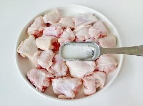 鸡翅加盐一勺，料酒两勺。