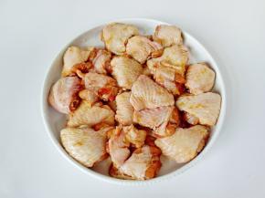 抓拌均匀腌制15分钟入味。