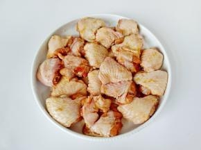 抓拌均匀腌制15分钟入味。