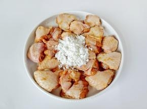 加适量的玉米淀粉，让每块鸡翅都裹一层粉。