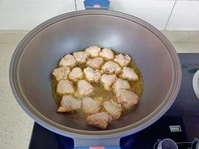 油温五成热下鸡翅煎，先不要翻动，定型后翻面煎。