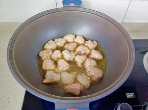 油温五成热下鸡翅煎，先不要翻动，定型后翻面煎。