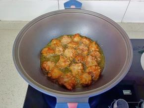 开中小火炸到到表面金黄酥脆捞出。