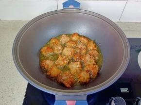 开中小火炸到到表面金黄酥脆捞出。