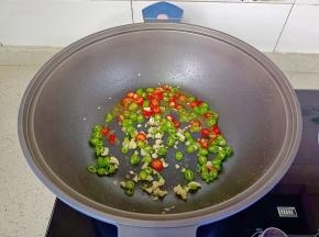 锅里留底油，下蒜、辣椒圈炒一分钟。